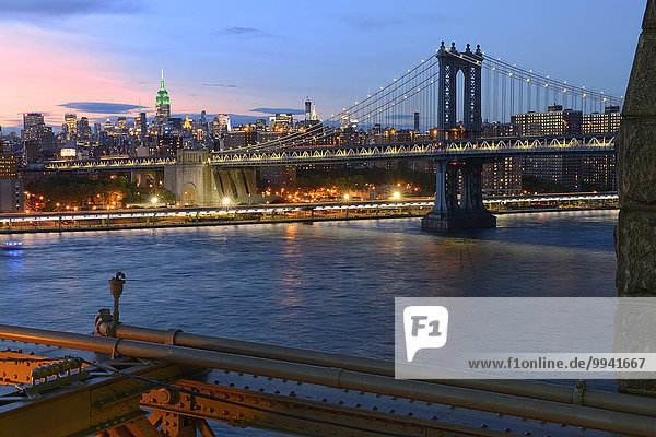 Vereinigte Staaten von Amerika USA Stadtansicht Stadtansichten Skyline Skylines spannen Amerika Nacht Brücke Fluss New York City Brooklyn East River Manhattan Manhattan Bridge
