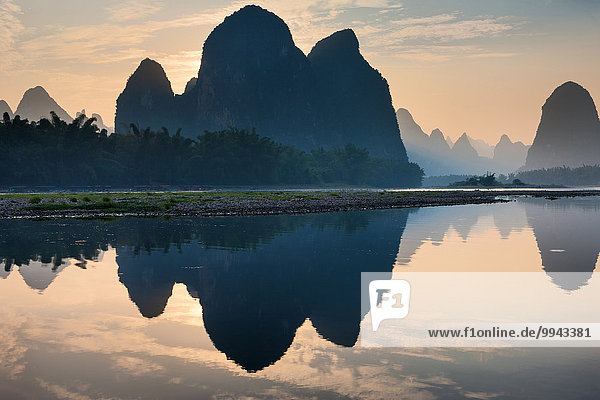 Landschaftlich schön landschaftlich reizvoll Berg Abend Spiegelung fließen Fluss China Geographie Asien Guangxi Karst Stimmung