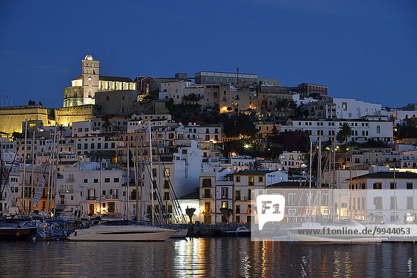 Altstadt Dalt Vila von Ibiza oder Eivissa am Abend  Ibiza-Stadt  Ibiza  Balearen  Spanien  Europa