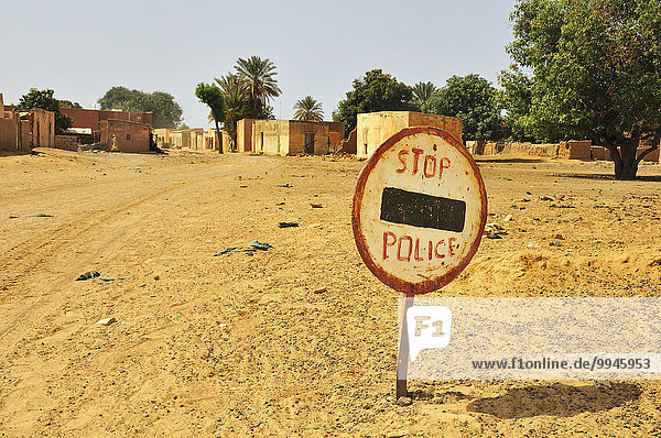 Schild Stop Polizei,  Grenze zum Senegal,  Lekseiba II,  Region Brakna,  Mauretanien,  Afrika