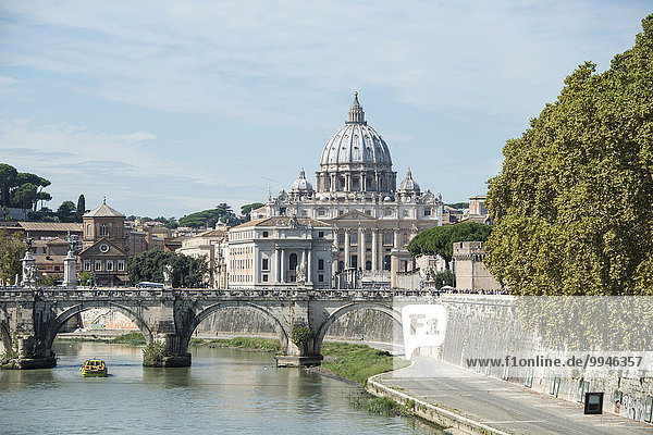 Ausblick von der Engelsbrücke oder Ponte Sant'Angelo über den Tiber zum Petersdom,  Rom,  Latium,  Italien,  Europa