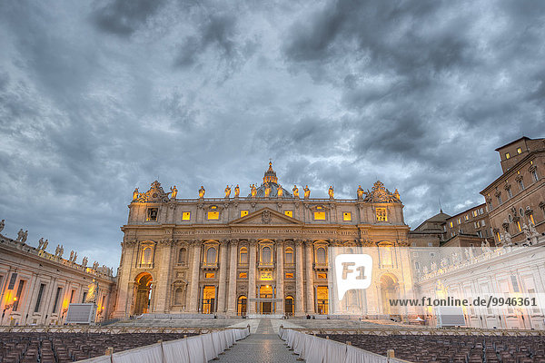 Petersplatz mit Petersdom in der Dämmerung,  Vatikan,  Rom,  Latium,  Italien,  Europa