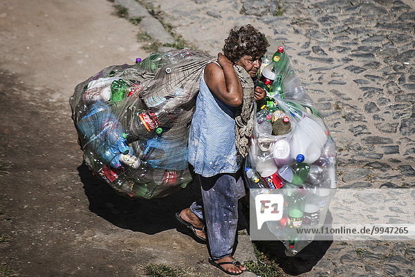 Ältere Frau trägt Säcke voller Plastikflaschen  um sie für das Recycling zu verkaufen  Rio de Janeiro  Brasilien  Südamerika