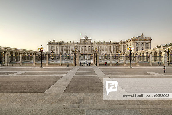 Königspalast Palacio Real und Plaza de la Armeria Madrid Spanien Europa