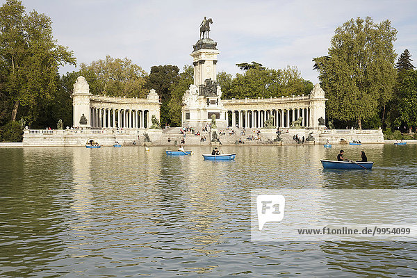 Buen-Retiro-Park mit See zum Bootfahren und Denkmal für Alfonso XII Madrid Spanien Europa