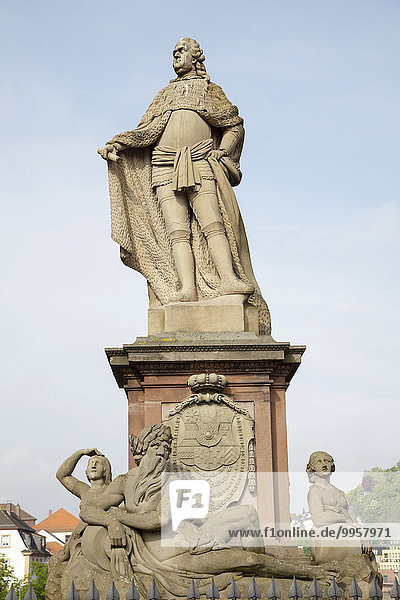Carl-Theodor-Denkmal auf der Alten Brücke Heidelberg Baden-Württemberg Deutschland Europa