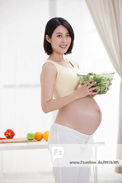 Frau tragen Zimmer Salat Schwangerschaft Wohnzimmer