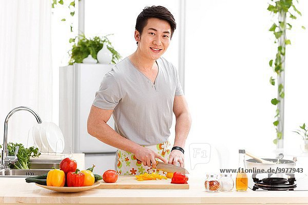 Mann Küche Gemüse hacken