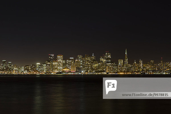Blick auf Downtown San Francisco bei Nacht  California  USA  Nordamerika