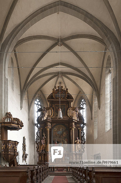 Innenraum mit barockem Hochaltar und Kanzel vom ehemaligen Kloster Kreuzthal-Mariaburghausen  heute Katholische Kirche Sankt Johannes der Täufer  Haßfurt  Unterfranken  Bayern  Deutschland  Europa