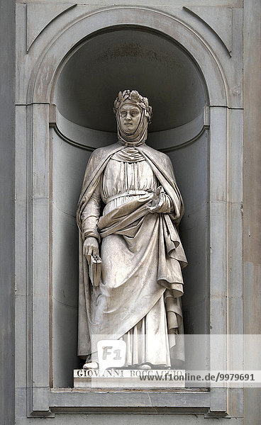 Statue von Giovanni Boccaccio im Hof der Uffizien  Florenz  Toskana  Italien  Europa