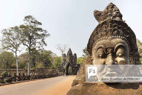 Gesicht einer Asura-Statue  Südtor von Angkor Thom  Avalokiteshvara Gesichterturm  Gopuram  Dämonenbalustrade auf der Brücke  Angkor Thom  Siem Reap  Kambodscha  Asien