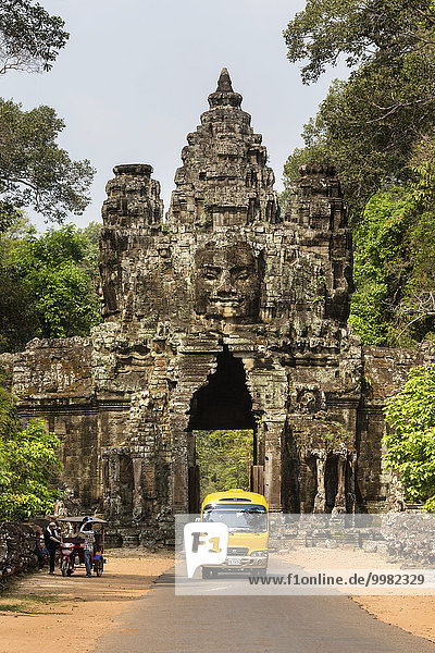 Siegestor im Osten von Angkor Thom  Tuk-Tuk  Gesichtsturm  Dämonenbalustrade  Angkor Thom  Siem Reap  Kambodscha  Asien