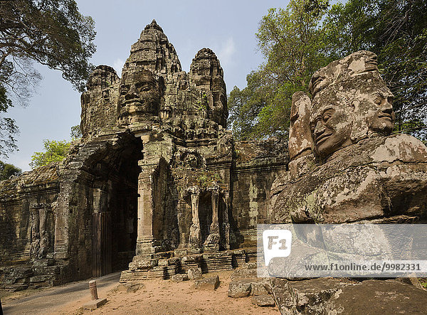 Siegestor im Osten von Angkor Thom  Avalokiteshvara Gesichtsturm  Asura-Statue  Dämonenbalustrade  Provinz Siem Reap  Kambodscha  Asien