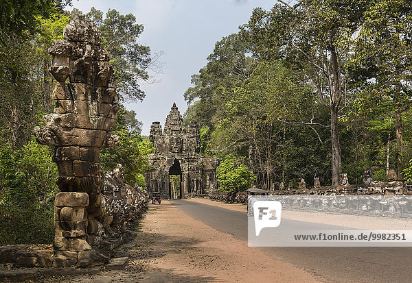 Siegestor im Osten von Angkor Thom  Avalokiteshvara Gesichtsturm  Naga und Asura-Statuen  Dämonenbalustrade  Tuk Tuk-Taxi  Provinz Siem Reap  Kambodscha  Asien