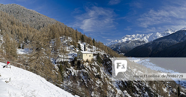 folgen Berg Kirche vorwärts antik Jahrhundert Italien Lombardei Schneeschuhlaufen