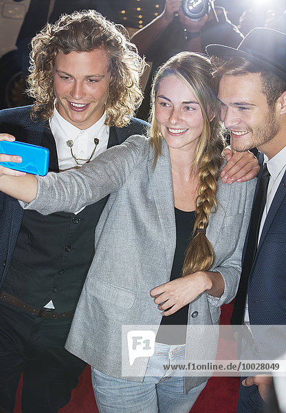 Fan nimmt Selfie mit Prominenten mit auf die Veranstaltung