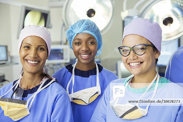 Porträt einer lächelnden Chirurgin im Operationssaal