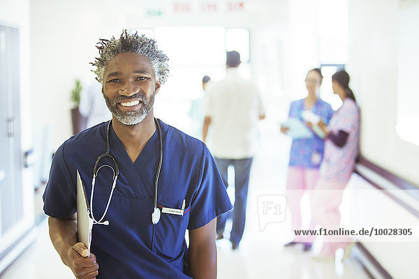 Porträt des lächelnden Arztes im Krankenhausflur