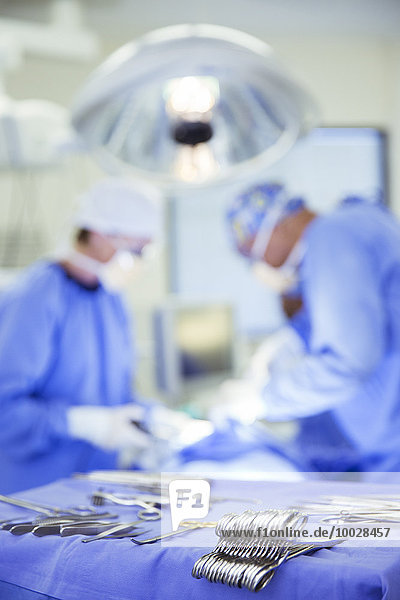 Chirurgische Werkzeuge auf Tablett im Operationssaal
