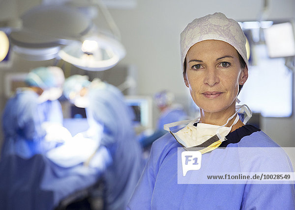 Porträt eines selbstbewussten Chirurgen im Operationssaal