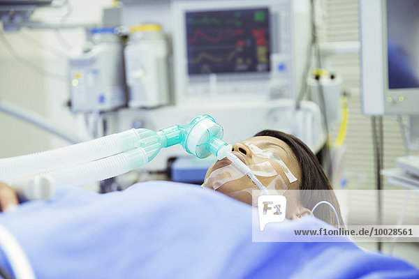 Patient mit Sauerstoffmaske im Operationssaal