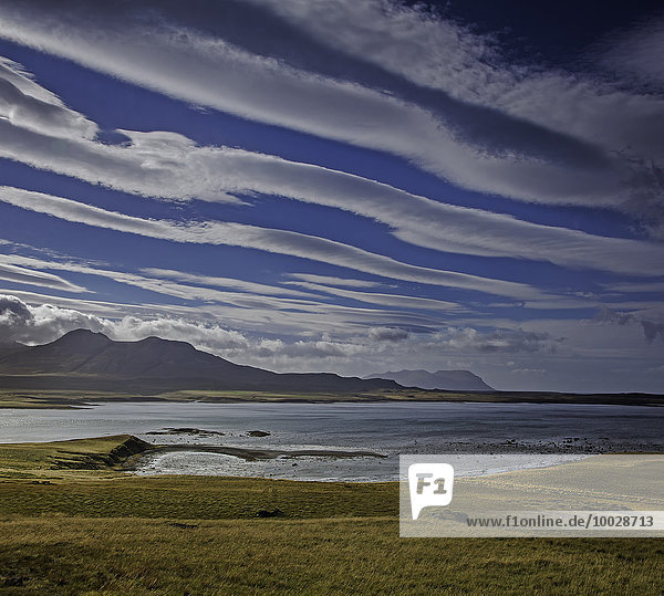 Wolken bilden Linien über See und Berglandschaft  Snaefellsnes  Island