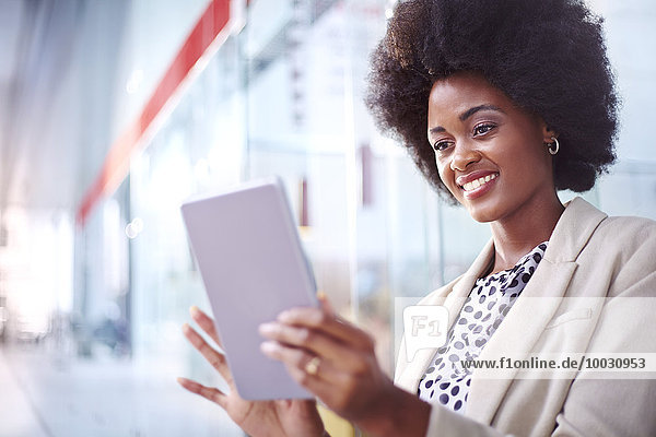 Lächelnde Geschäftsfrau mit digitalem Tablett