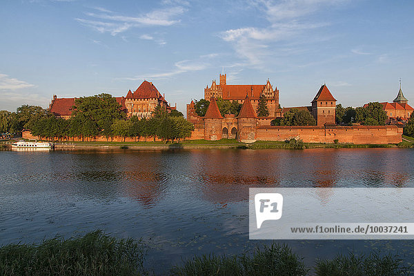 Marienburg im Abendlicht  Malbork  Pommern  Polen  Europa