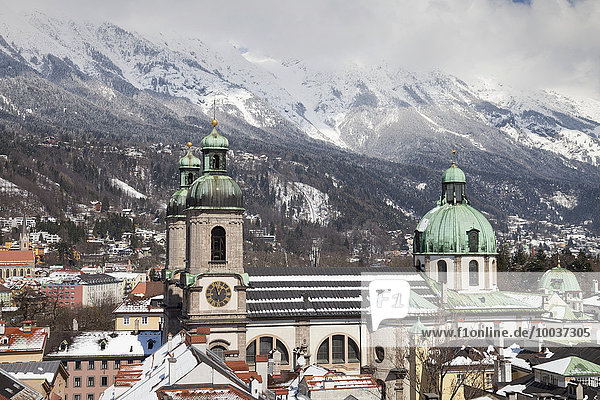 Ausblick vom Stadtturm auf die Stadt mit Dom und Karwendelgebirge  Innsbruck  Tirol  Österreich  Europa