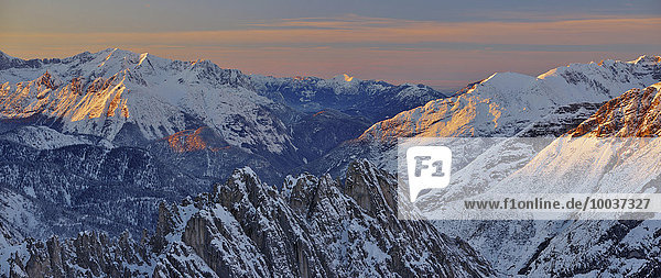 Grat der Grubreisentürme und Gleirschtal  Karwendelgebirge im Winter  mit Alpenglühen in der Abenddämmerung  bei Innsbruck  Tirol  Österreich  Europa