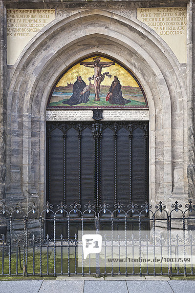 Thesenanschlag von Martin Luther an der Bronzetür von 1858  Portal der Schlosskirche  UNESCO-Weltkulturerbe  Lutherstadt Wittenberg  Sachsen-Anhalt  Deutschland  Europa