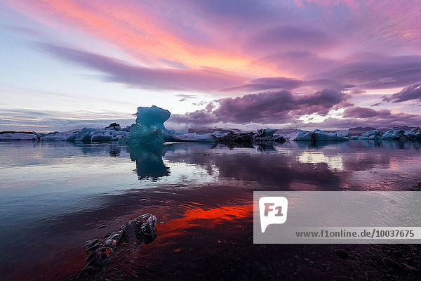 Blauer Eisberg im Sonnenuntergang,  Jökulsárlón,  Hornafjörður,  Austurland,  Island,  Europa