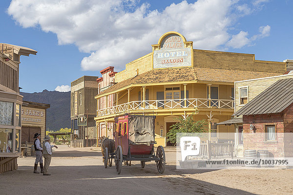 Wild-West Kulisse,  großes Hotel,  vorne alte Kutsche,  historisch gekleidete Fußgänger,  Old Tucson Studios,  Tucson,  Arizona,  USA,  Nordamerika