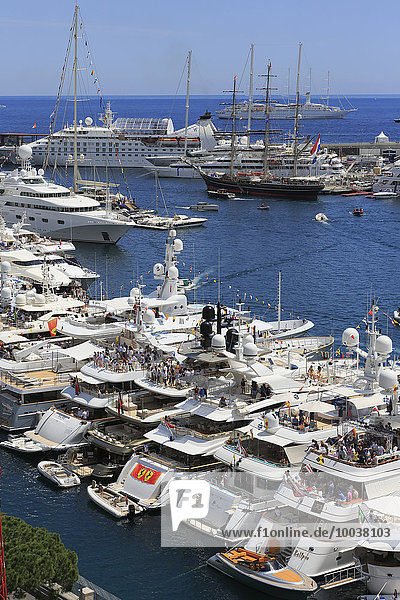 Hafen Port Hercule mit Yachten und Kreuzfahrtschiffen bei Formel 1 Grand Prix Monaco 2015  Fürstentum Monaco