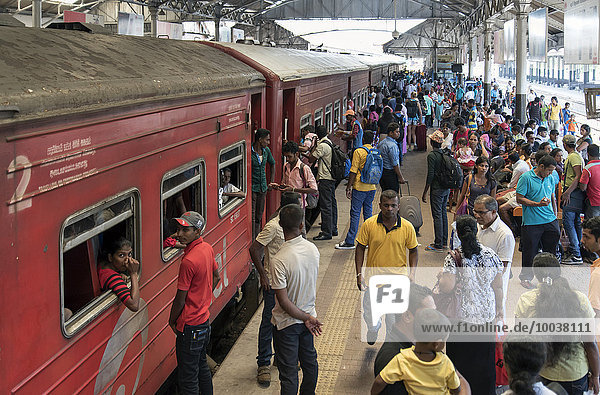 Crowded platform  Fort Railway Station  Colombo  Sri Lanka  Asia