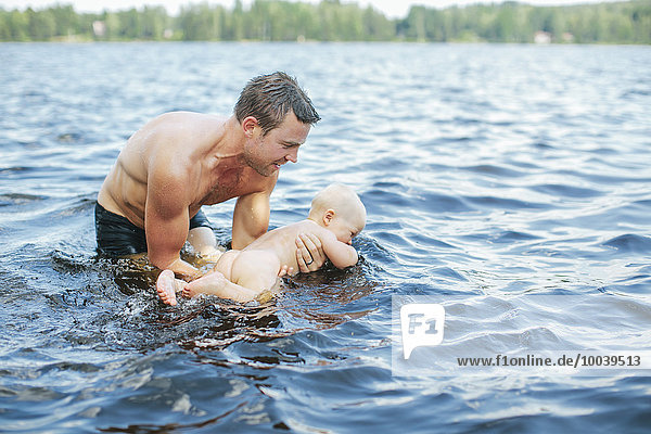 unterrichten Menschlicher Vater schwimmen Baby