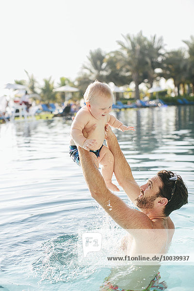 Menschlicher Vater Schwimmbad Baby spielen