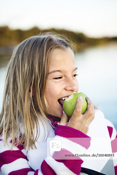 lächeln Apfel essen essend isst Mädchen