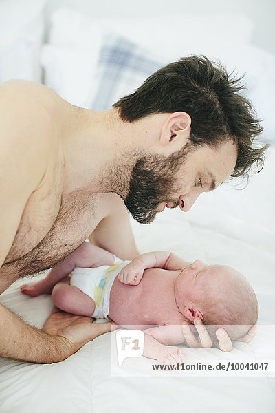 Neugeborenes neugeboren Neugeborene Mann Mittelpunkt Erwachsener Baby