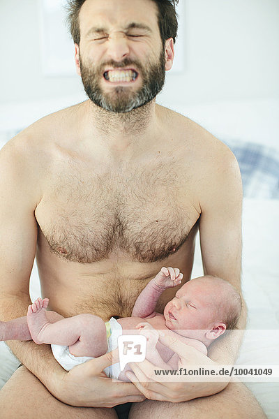 Neugeborenes neugeboren Neugeborene Mann Mittelpunkt Erwachsener Baby