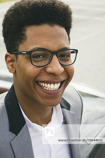 Junger schwarzer Mann mit Brille  Portrait