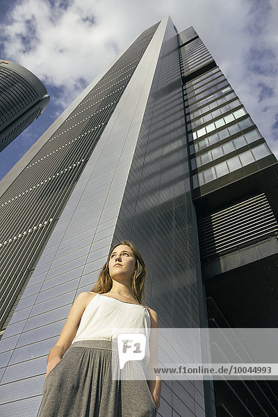 Spanien  Madrid  junge Frau vor einem Wolkenkratzer