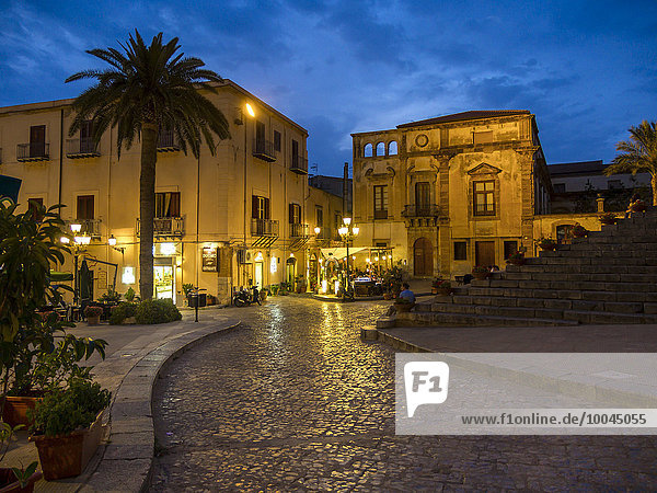 Italien Sizilien Cefalu Restaurants auf der Piazza del Duomo am Abend