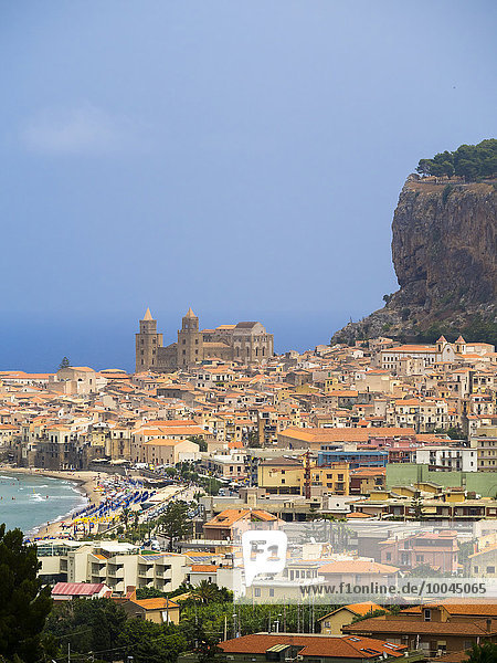 Italien Sizilien Cefalu Ansicht von Cefalu mit Cefalu Kathedrale