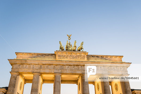 Deutschland  Berlin  Berlin-Mitte  Brandenburger Tor  Quadriga  gesehen vom Pariser Platz am Abend