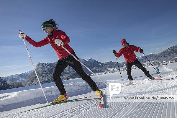 Deutschland  Bayern  Inzell  Skifahrer in verschneiter Landschaft