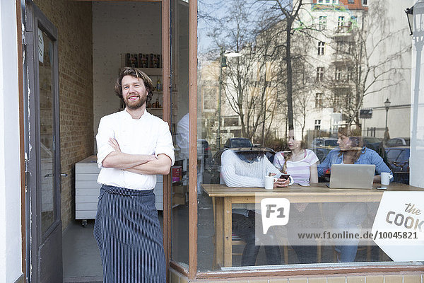 Deutschland  Berlin  Besitzer und Koch eines Bistros vor der Haustür