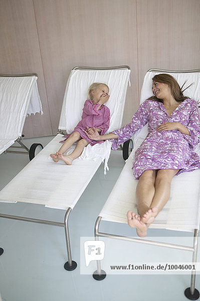 Mutter und Tochter entspannen im Hotel Spa
