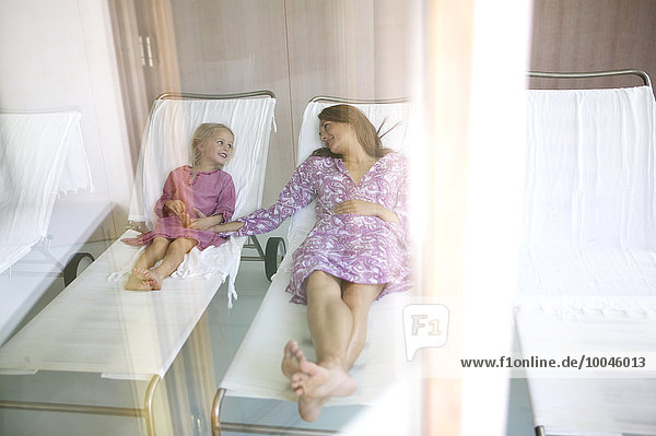 Mutter und Tochter entspannen im Hotel Spa